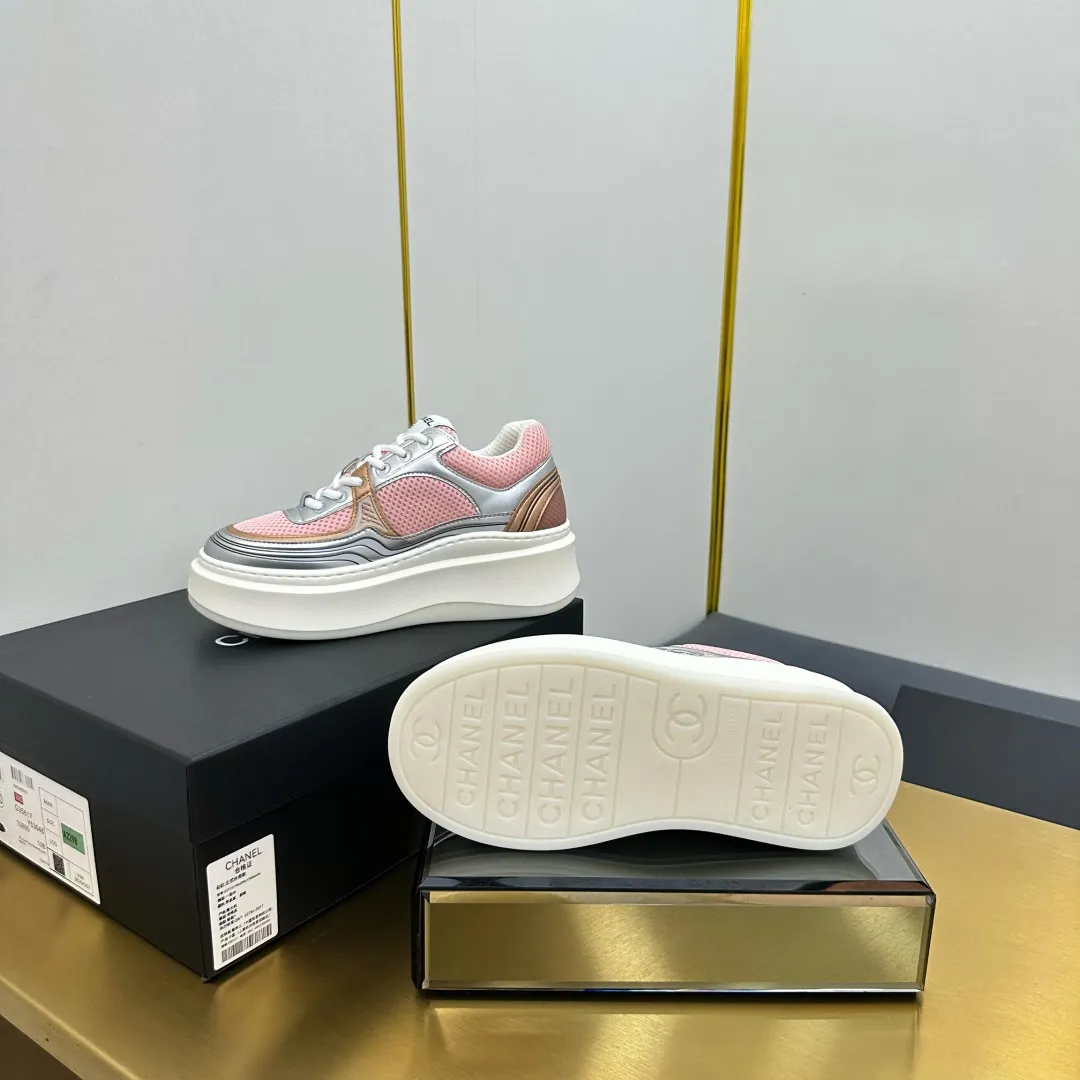 👟👟Ex-factory price 680👟👟 Upgraded version, upgraded version, upgraded version! No rebuttal accepted! ! ! ! Chanel Chanel panda shoes! 2025 counter's top casual sports shoes. This classic design; the upper is electro-embroidered with a variety of techniques; the outsole is fashionable and sporty; the unusual inclusion of a variety of color matching elements... The diversified mix and match is very good-looking and versatile, and can be used for leisure, fashion, sports, and outdoor... ꫛꫀꪝ Go➫ Materials: ❶Upper made of: original imported first-layer silk cowhide + original waterproof cloth + original first-layer cowhide ❷Inner lining: Original Yangli+Net ❸Outsole based on: Original TPU combination outsole Counter boutique packaging complete set for women 35–41 👉 👉